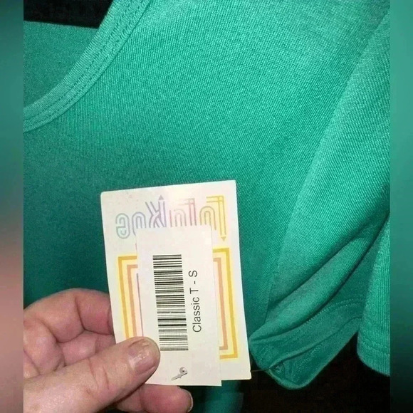 Lularoe Small Kelly Green Classic T. NWT. Hi‎ / lo hem , scoop neck - Picture 4 of 6